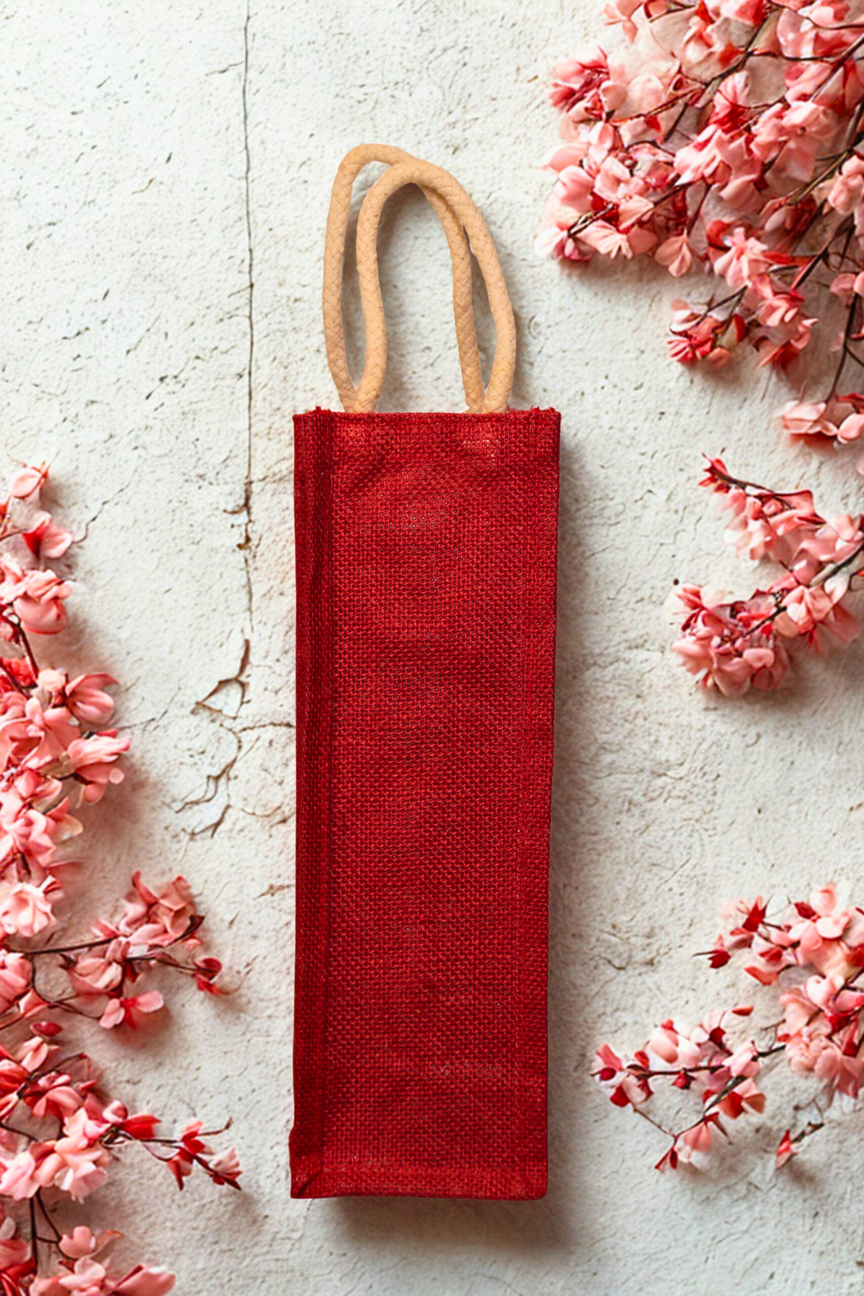 32189685-82e9-4d2a-bc10-db769d7e8d5f Plain red jute bottle bag with sturdy cotton rope handles, ideal for single bottle gifting or retail use.