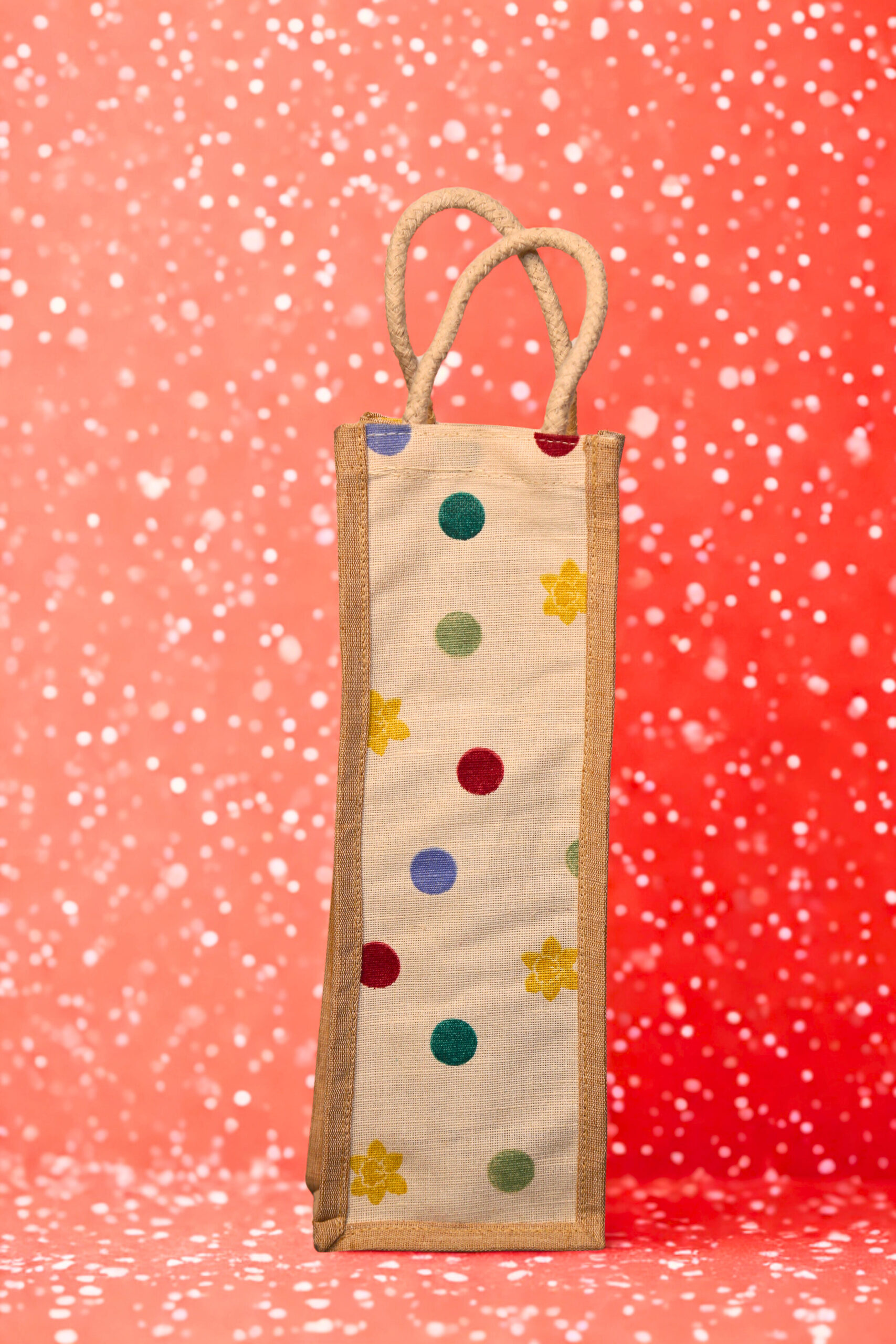 8ce5a23a-72be-46a1-b293-e250b5e6e374-scaled-1.jpg Jute bottle bag with colorful polka dot and yellow floral print