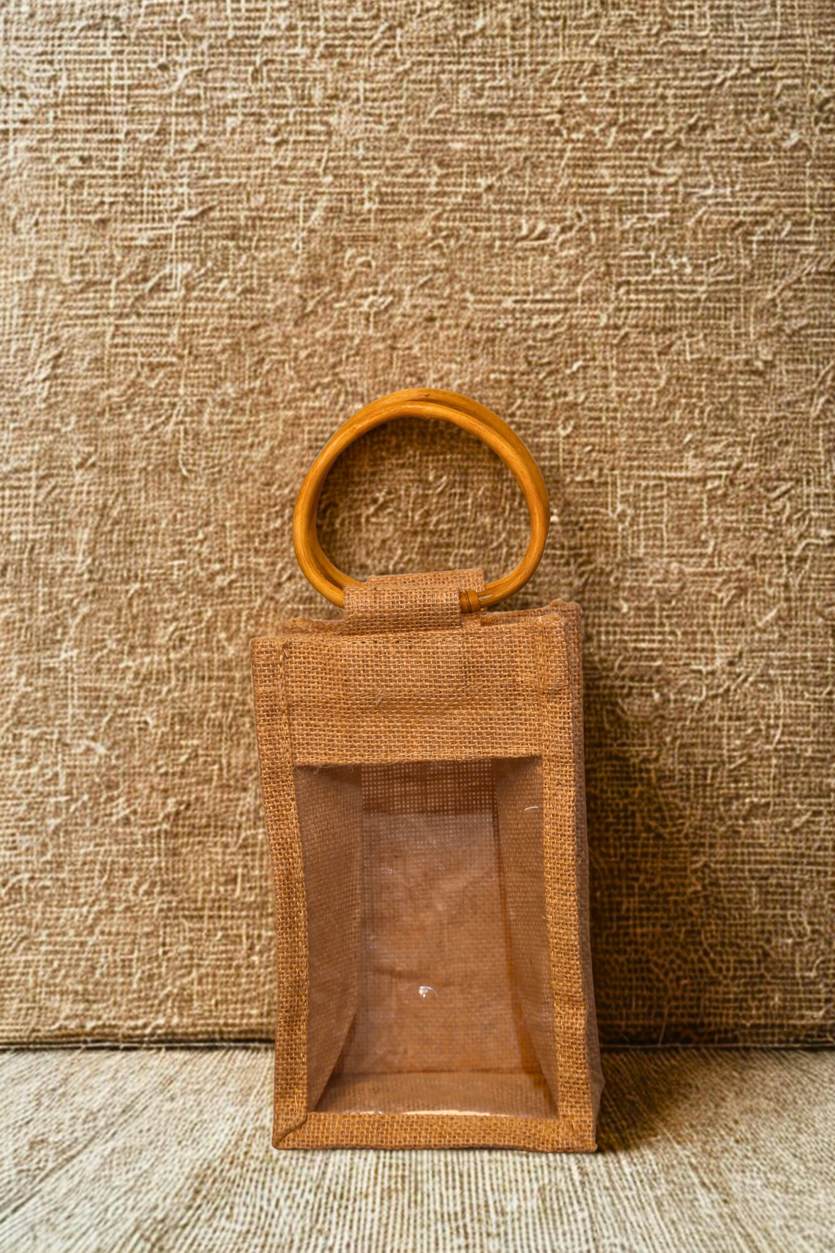 95157f27-6888-400f-9d39-7f259d6abdd9-scaled-1.jpg Natural jute single bottle bag with a clear front window and round wooden handle